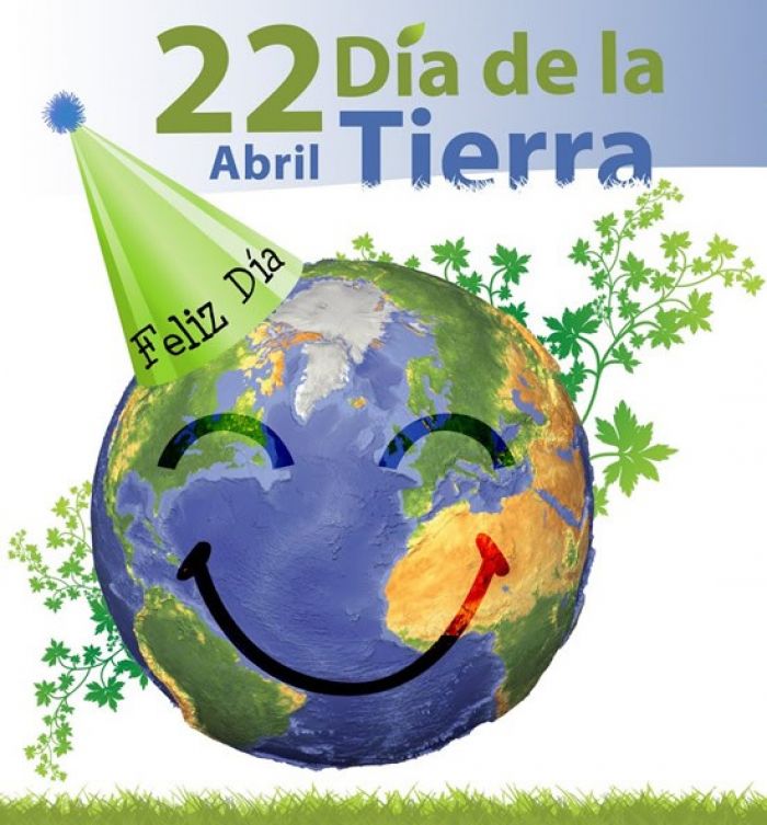 Nuestro Alumnos tomando en un día precioso, tomando clases en las áreas verdes, para aprender sobre la tierra, asignatura especial por ser día internacional de la tierra.