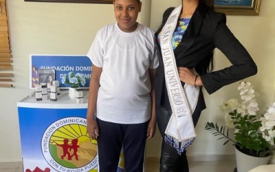 Melody Arlenne candidata a miss universo dominicana visita la fundaci&oacute;n .